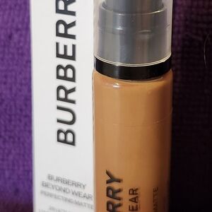 Burberry Beyond Wear Perfecting Matte Foundation - Warm Brown